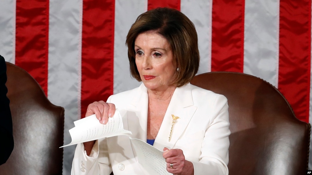 Vakillari palatasi spikeri Nensi Pelosi Prezident Donald Tramp nutqini yirtib tashlamoqda, Vashington, 2020-yil, 4-fevral