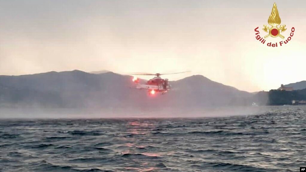 意大利当局在直升机的支持下，潜水员继续在马焦雷湖寻找观光船翻覆的失踪人员。（2023年5月28日） (photo:VOA)