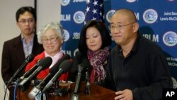 Familiares de Kenneth Bae (derecha), hablan con los reporteros en la Base Lewis-McChord, del estado de Washington.