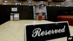 El lugar donde fue grabado el último capítulo de "The Sopranos" colocó un cartel de "reserved" en el lugar donde se sentó Gandolfini como homenaje. 