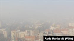 Arhiva - Panorama Beograda u magli punoj čestica zagađenja, 15. januara 2020. (Foto: Glas Amerike)