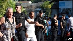 La police française patrouille près du site de Lourdes, France, le 15 août 2016.