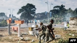 Des soldats gabonais pourchassent des manifestants qui tentent d’aller au siège de la Commission électorale nationale autonome et permanente à Libreville, 31 août 2016. 