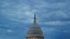En esta foto del 3 de mayo de 2020, la luz brilla desde el interior de la cúpula del Capitolio de los Estados Unidos al anochecer en el Capitolio en Washington. 