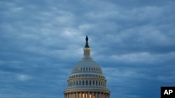 En esta foto del 3 de mayo de 2020, la luz brilla desde el interior de la cúpula del Capitolio de los Estados Unidos al anochecer en el Capitolio en Washington. 