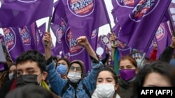 Para pedemo membawa bendera-bendera bertuliskan "Kami akan setop femisida" dalam demo menentang keputusan Turki untuk mundur dari Konvensi Istanbul, perjanjian internasional untuk melindungi perempuan, di Istanbul, Sabtu, 20 Maret 2021. (Foto: Bulent Kili