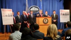 윌리엄 바 미국 법무장관이 10일 기자회견을 하고 중국 인민해방군 관리 4명을 해킹 혐의로 기소했다고 밝혔다.