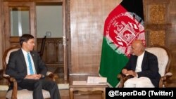 Le ministre américain de la Défense Mark Esper et le président afghan Ashraf Ghani.