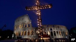 Persiapan untuk prosesi 'Jumat Agung' (14/4) di Collosseum di Roma, di mana Paus Fransiskus akan hadir. 