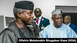 Le vice-président Yemi Osinbajo avec l'ancien président Olusegun Obasanjo, à Abuja, Nigeria le 12 décembre 2017.