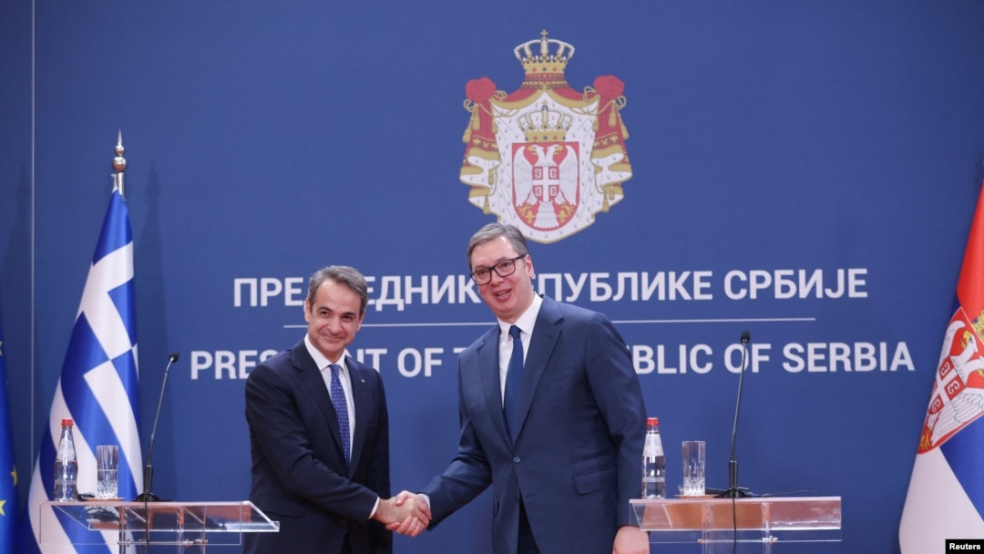 Premijer Grčke Kirijakos Micotakis i predsednik Srbije Aleksandar Vučić (REUTERS/Djordje Kojadinovic)