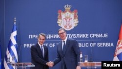 Premijer Grčke Kirijakos Micotakis i predsednik Srbije Aleksandar Vučić (REUTERS/Djordje Kojadinovic)