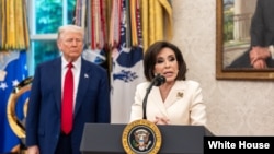 资料照片：时任哥伦比亚特区临时联邦检察官的皮罗在白宫椭圆形办公室举行了宣誓就职仪式后发表评论。(2025年5月28日)