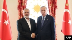 ترک حکومت کی جانب سے جاری کردہ صدر رجب طیب ایردوان اور حماس کے سربراہ اسماعیل ہنیہ کی 20 اپریل کو ہونے والی ملاقات کی تصویر۔ 