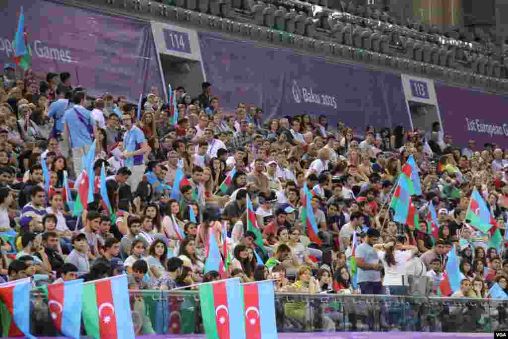 Milli Gimnastika Arenasında Qadin və Kişilərdən ibarət akrobatika