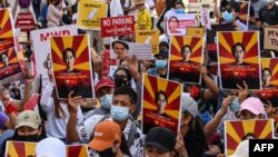 12일 미얀마 양곤 중심가에서 아웅산 수치 국가고문 등의 석방을 촉구하는 대규모 시위가 열렸다.