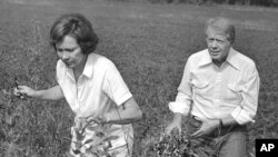 Jimmy Carter n'Umupfasoni wiwe Rosalynn mw'itongo ry'umuryango wabo
