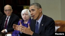 바락 오바마 대통령(오른쪽)이 7일 백악관에서 경제계 고위 당국자들과 뉴욕 월가 개혁이 가져온 변화상에 대해 논의하고 있다. 티모시 마사드 상품선물거래위원회(CFTC) 위워장(왼쪽)과 재닛 옐런 연방준비제도 의장(가운데)이 회의에 참석했다.