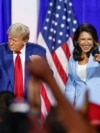 Presiden AS terpilih Donald Trump (kiri) tampak berjoget ditemani oleh mantan anggota DPR AS Tulsi Gabbard dalam acara kampanye di La Crosse, Wisconsin, pada 29 Agustus 2024. (Foto: AFP/Kamil Krzaczynski)