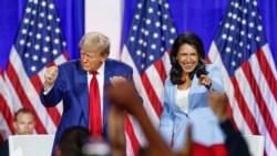 Presiden AS terpilih Donald Trump (kiri) tampak berjoget ditemani oleh mantan anggota DPR AS Tulsi Gabbard dalam acara kampanye di La Crosse, Wisconsin, pada 29 Agustus 2024. (Foto: AFP/Kamil Krzaczynski)