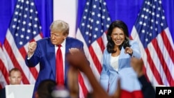 Presiden AS terpilih Donald Trump (kiri) tampak berjoget ditemani oleh mantan anggota DPR AS Tulsi Gabbard dalam acara kampanye di La Crosse, Wisconsin, pada 29 Agustus 2024. (Foto: AFP/Kamil Krzaczynski)