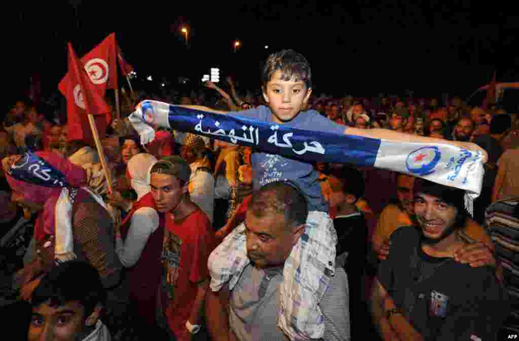 Thousands of people gather outside the headquarters of the Constituent Assembly to demand the ouster of the Islamist government, Tunis, July 28, 2013. 