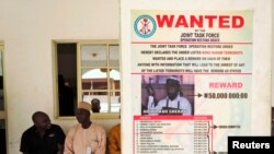 Poster buronon pemimpin militan Boko Haram Abubakar Shekau terpasang di Maiduguri, Borno (13/5). 