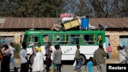 Warga Ethiopia yang mengungsi dari wilayah Tigray tiba di sebuah sekolah di Tsehaye yang dijadikan kamp pengungsi sementara (foto: dok). 