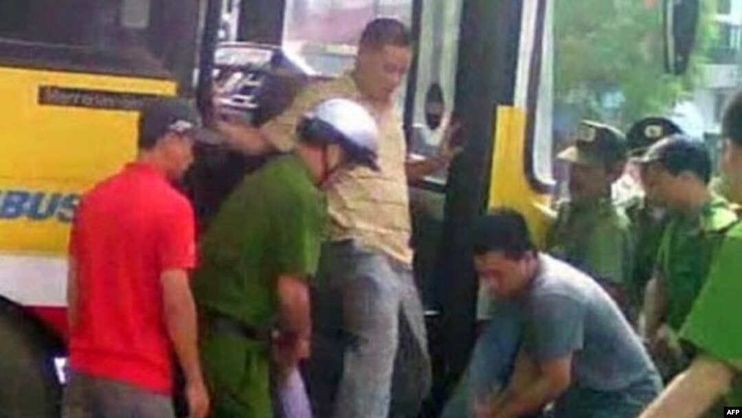 Bức ảnh trích từ video đại úy công an Minh đạp giày vào mặt anh Nguyễn Chí Đức.