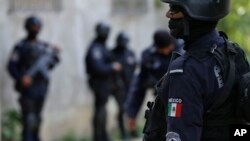 Полицейские патрулируют неблагополучный район в Акапулько, Мексика