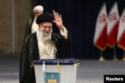 İran'ın dini lideri Ayetullah Ali Hamaney, başkent Tahran'da oyunu kullandı.
