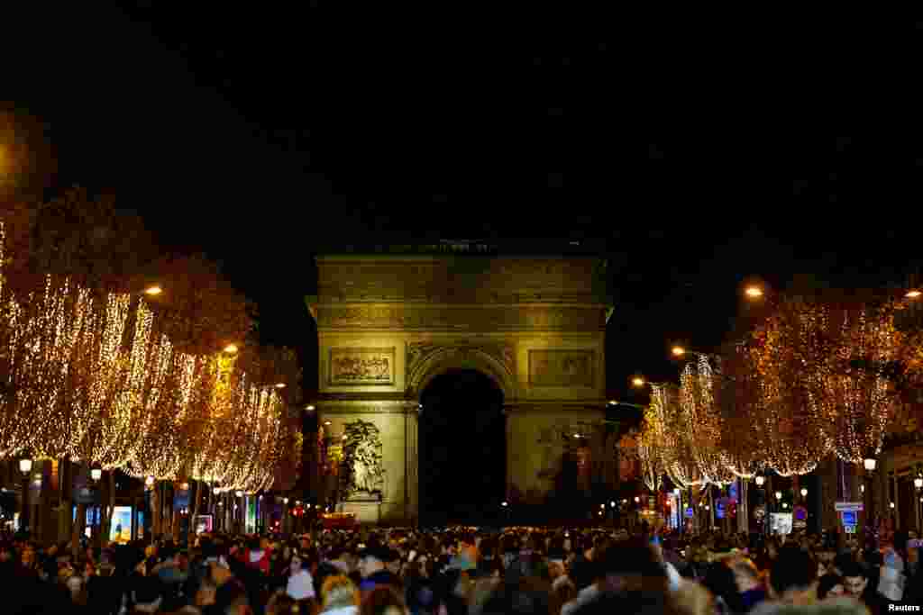 &quot;Es glorioso, es hermoso&quot;, así describió una turista de India el alumbrado en los Campos Elíseos de París. Las luces se encendieron el 24 de noviembre, dando inicio oficial a la temporada.