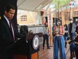 Gabriela Gonzalez, corresponsal de emisora colombiana W Radio, cubre una rueda de prensa del líder opositor Juan Guaidó. Abril 29, 2021. Foto: Adriana Nuñez Rabascall - VOA.