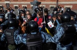 Law enforcement officers block protesters during an opposition rally against amendments to Russia's Constitution on the last day of a weeklong nationwide vote on constitutional reforms, in Saint Petersburg, Russia, July 1, 2020.