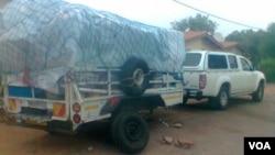 Zimbabwe SAF travelers carrying goods across the border.