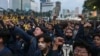 Mahasiswa Indonesia meneriakkan slogan saat protes terhadap efisiensi anggaran dan kebijakan Presiden Indonesia Prabowo Subianto baru-baru ini di Jakarta, Kamis, 20 Februari 2025. (Achmad Ibrahim/AP)