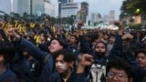 Mahasiswa Indonesia meneriakkan slogan saat protes terhadap efisiensi anggaran dan kebijakan Presiden Indonesia Prabowo Subianto baru-baru ini di Jakarta, Kamis, 20 Februari 2025. (Achmad Ibrahim/AP)