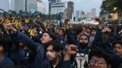 Mahasiswa Indonesia meneriakkan slogan saat protes terhadap efisiensi anggaran dan kebijakan Presiden Indonesia Prabowo Subianto baru-baru ini di Jakarta, Kamis, 20 Februari 2025. (Achmad Ibrahim/AP)