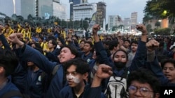 Mahasiswa Indonesia meneriakkan slogan saat protes terhadap efisiensi anggaran dan kebijakan Presiden Indonesia Prabowo Subianto baru-baru ini di Jakarta, Kamis, 20 Februari 2025. (Achmad Ibrahim/AP)