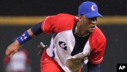 El segunda base del equipo de béisbol nacional de Cuba jugaba en la Serie del Caribe, en República Dominicana.