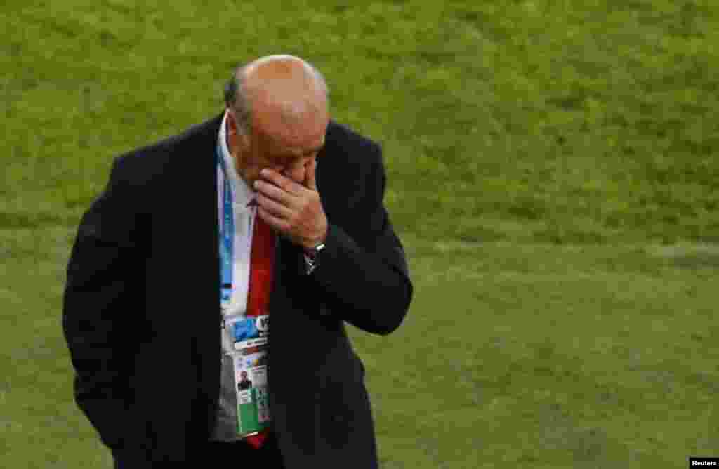 اسپین کے کوچ وی سینٹے ڈیل بوسکیو چلی سے شکست کے بعد فٹ بال ورلڈکپ سے باہر ہونے پر افسردہ دکھائی دیے