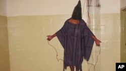 خبري اداره ای پي په خپل رپورټ کې وايي چې په دې ډېر کم اختلاف دی چې ګنې په ابو غرېب جیل کې په قیدیانو تشدد خوفناکه وو. په کال ۲۰۰۴ کې په خپاره شوو عکسونو کې ښودل کېږي چې د لغړو قیدیانو په مرۍ کې پټې اچول شوي او راښکل کېږي