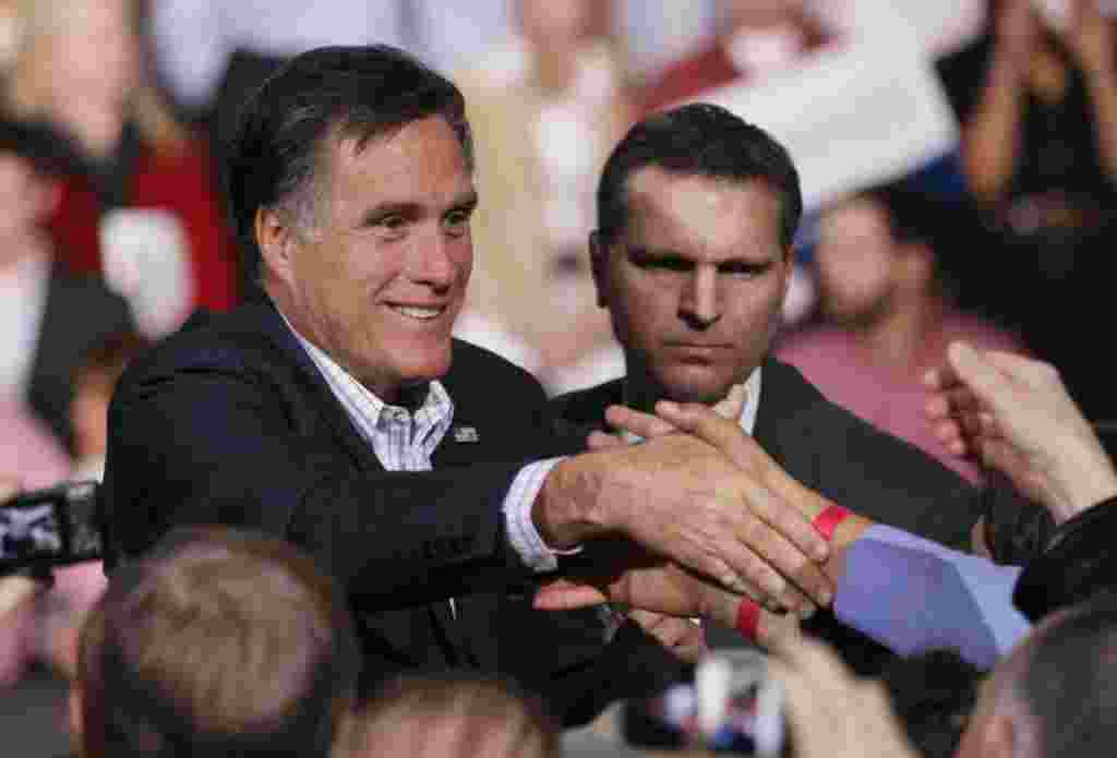 Bakal calon presiden Partai Republik, Mitt Romney, menjabat tangan para pendukungnya setelah berbicara di hadapan para peserta kaukus di Denver, Colorado (7/2) (REUTERS).