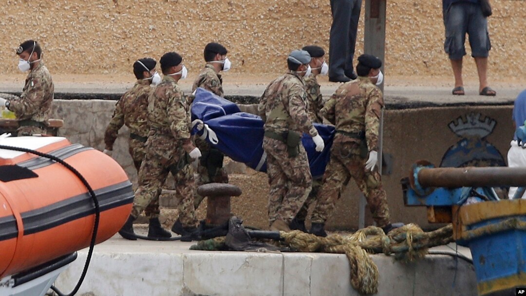 Militer Italia mengangkut jenazah para migran Afrika yang tenggelam di dekat Pulau Lampedusa (6/10).