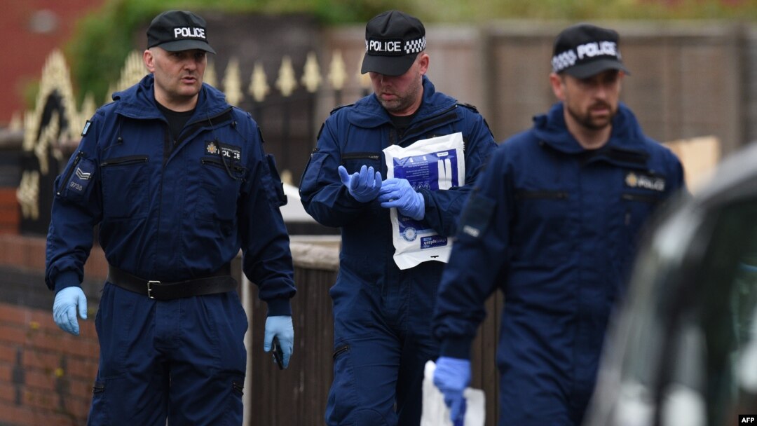 Polisi memeriksa rumah warga di Fallowfield, Manchester, dalam investigasi terkait serangan Manchester, Rabu (24/5).
