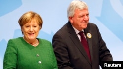 Predsednik vlade pokrajine Hesen, Folker Bufije i nemačka kancelarka Angela Merkel prisustvuju poslednjem predizbornom mitingu pred pokrajinske izbore u Fuldi, Nemačka, 25. oktobra 2018.