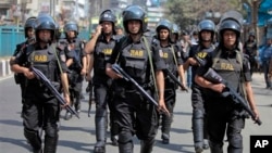 1일, 방글라데시 다카에서 이슬람 시위가 폭력사태로 번진 가운데, 무카람 모스크 주변에 배치된 경찰.