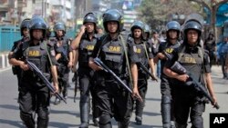 Pasukan keamanan Bangladesh berpatroli di depan masjid Baitul Mukarram di Dhaka paska kerusuhan di wilayah itu, 1 Maret 2013 (Foto: dok). Human Right Watch mengimbau agar Bangladesh mengizinkan penyelidik khusus pBB malakukan pemeriksaan independen terkait HAM di negara tersebut.