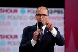 El presidente del Comité Nacional Demócrata, Tom Pérez, habla a la audiencia antes del inicio del sexto debate de la campaña de candidatos presidenciales demócratas de EE.UU. En 2020 en la Universidad Loyola Marymount en Los Ángeles, California.