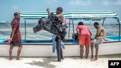 Wafanyakazi wa scuba diving huko Zanzibar. Picha Picha na Sumy Sadurni / AFP.